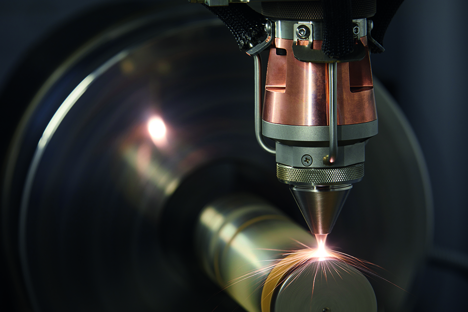 Auftragsarbeit: Dank einer zusätzlichen A-Achse lassen sich mit dem EHLA-Auftragskopf bis zu 1.490 mm lange Bauteile mit einem Maximaldurchmesser von 320 mm beschichten.