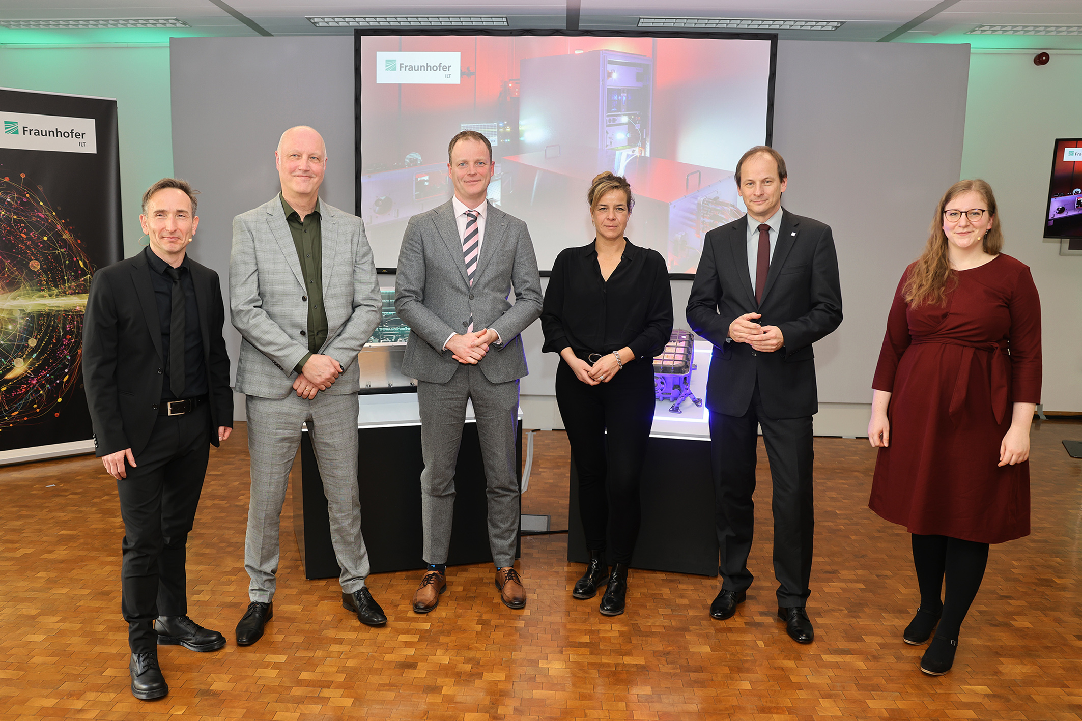 V.l.n.r.: Dr. B. Jungbluth, Leiter strategisches Programm Quantentechnologie am Fraunhofer ILT; Dr. K. Ejikel, Dircetor Business Development at QuTech, NL; Dr. R. Verberk, Market Director Semiconductor Equipment, Quantum Technology, Industrie 4.0 and Medical von TNO, NL; NRW-Wirtschaftsministerin M. Neubaur; Prof. C. Häfner, Leiter des Fraunhofer ILT; J. Ammersbach, Systemingenieurin am Fraunhofer ILT, bei der Übergabe des Bewilligungsbescheides für das Projekt »N-QUIK«, gefördert durch das Land NRW.  