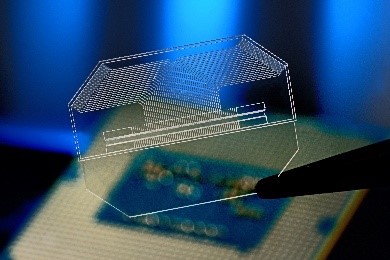 Erste Generation einer Ionen-Falle aus Quarzglas, hergestellt mit dem SLE Verfahren (Dimension ~25 x20 x 0,5 mm³).. Erste Generation einer Ionen-Falle aus Quarzglas, hergestellt mit dem SLE Verfahren (Dimension ~25 x20 x 0,5 mm³)..