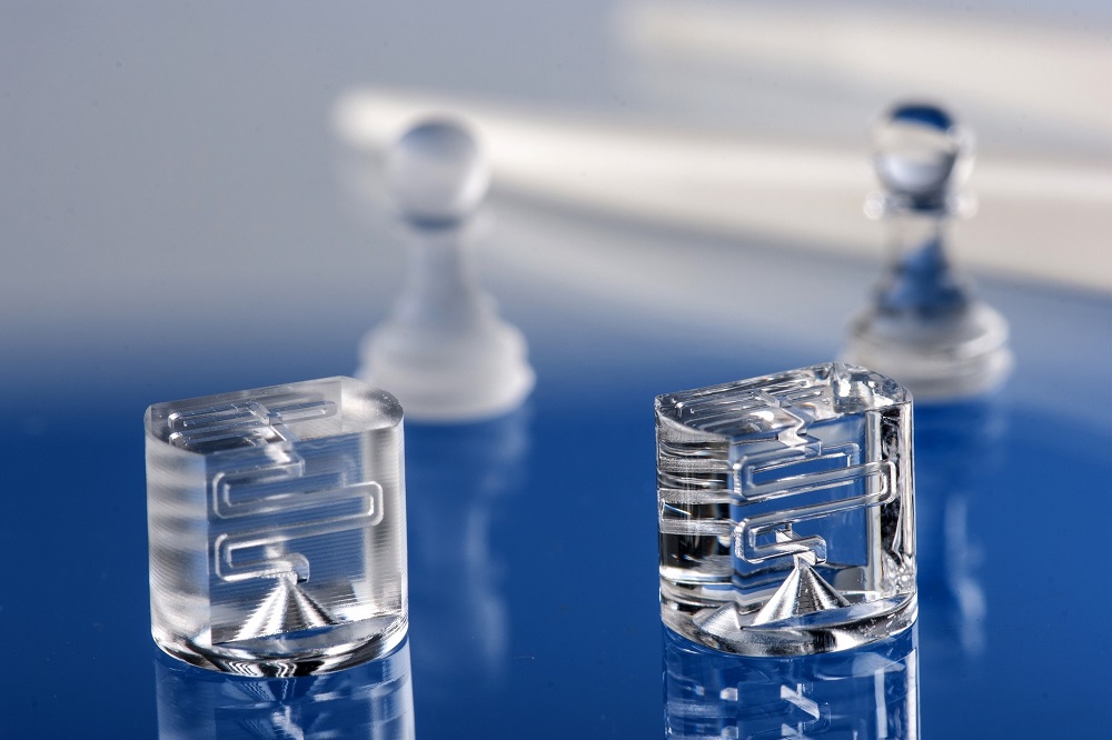 Microfluidics made of fused silica (5x5x7 mm^3) manufactured by SLE (left) and laser-polished (right).