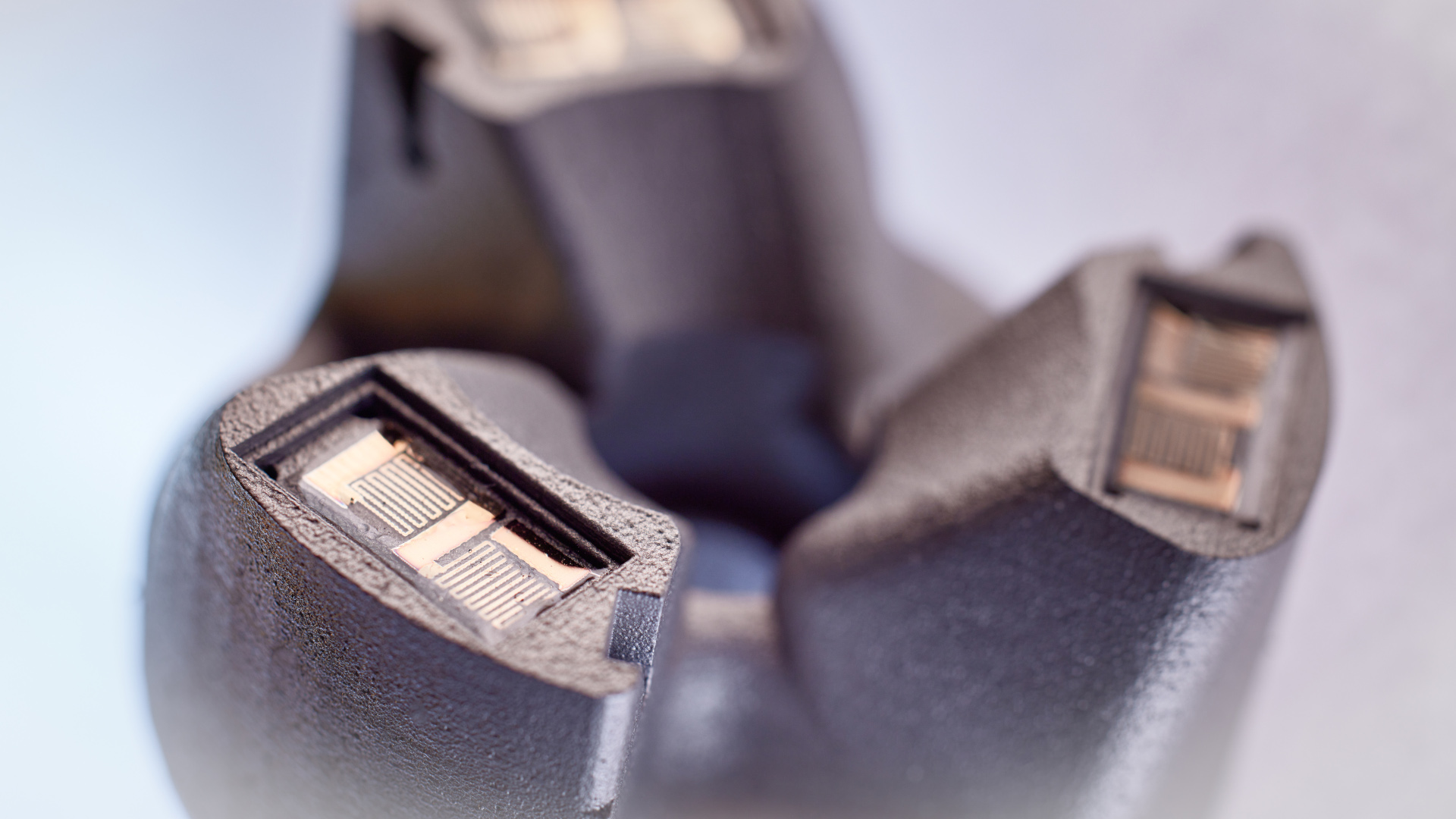 LPBF manufactured component with integrated sensor.